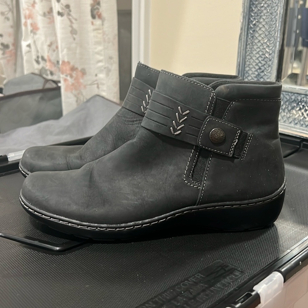 CLARKS Women's Cora Derby Ruched Black Side Zip Booties